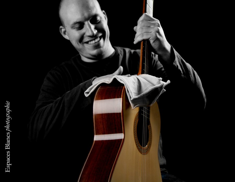Samuel Bonnet astiquant sa récente guitare René Wilhelmy Photo de Julie Beauchemin photographe